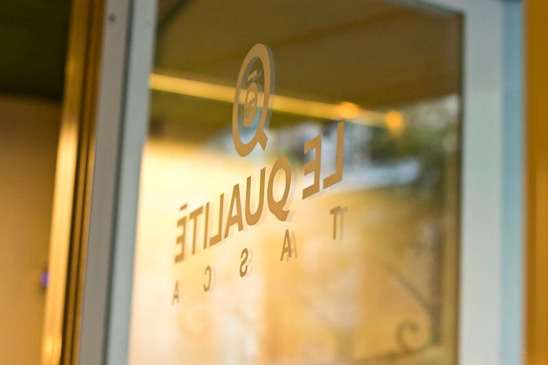 Cristal de la entrada con el logotipo grabado