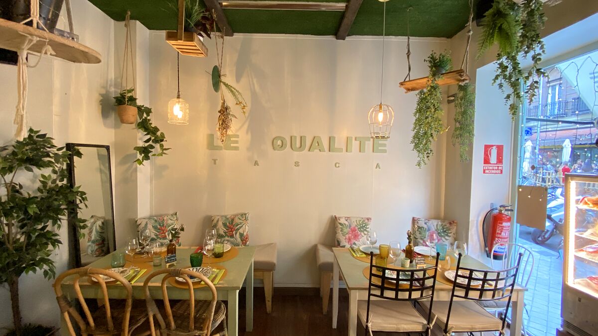 Sala del restaurante con el rótulo de Le Qualitè Tasca