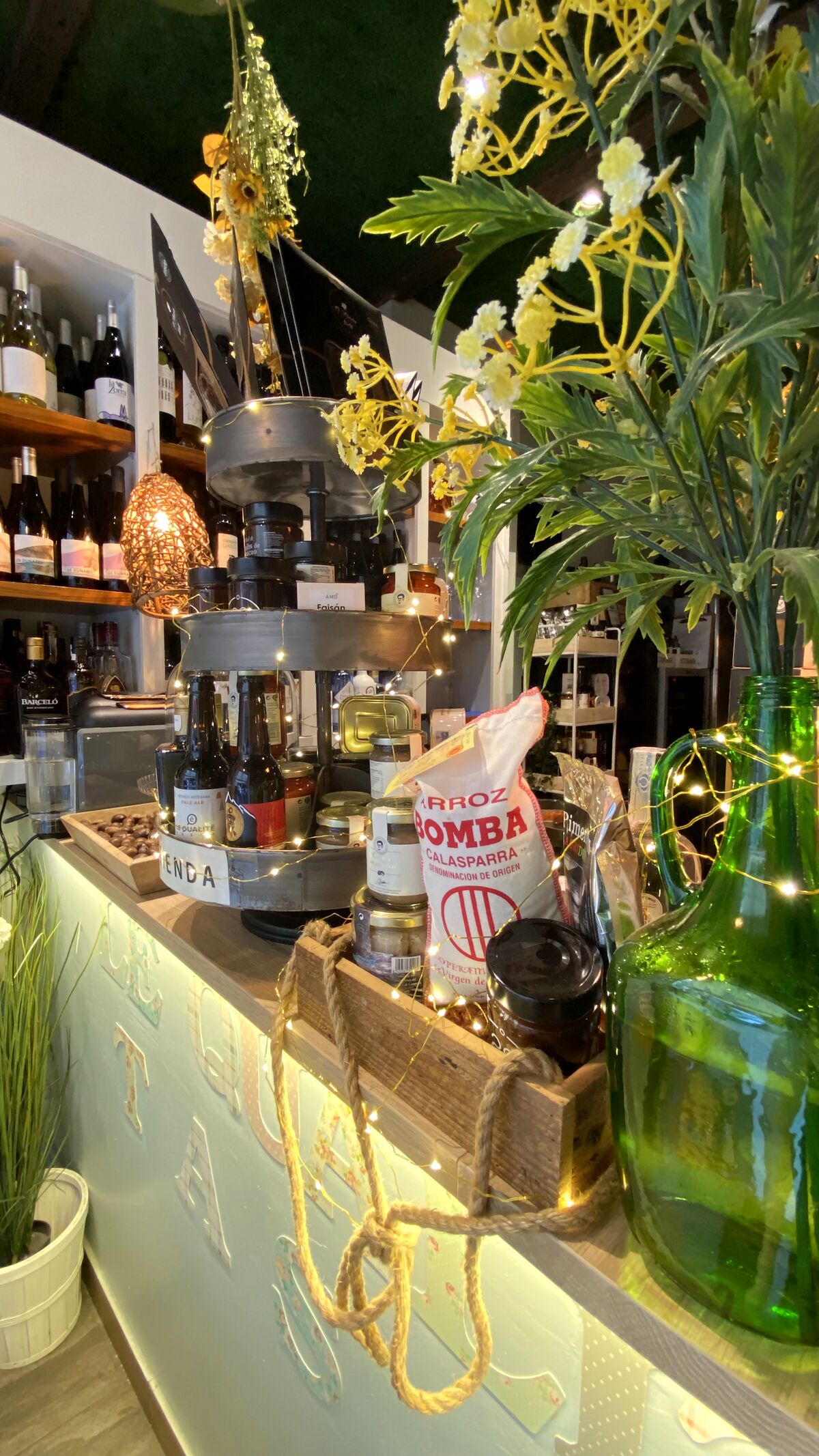 Rincón de la bodega con botellas y arroz bomba de Calasparra
