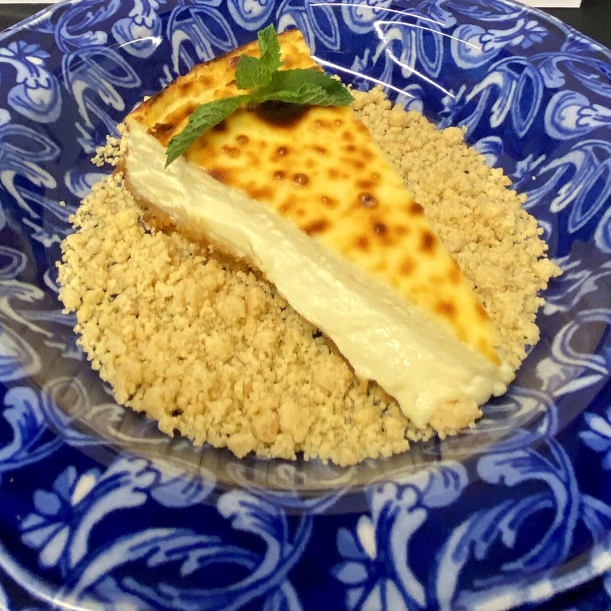 Tarta de quesos artesanos sobre plato de cerámica azul